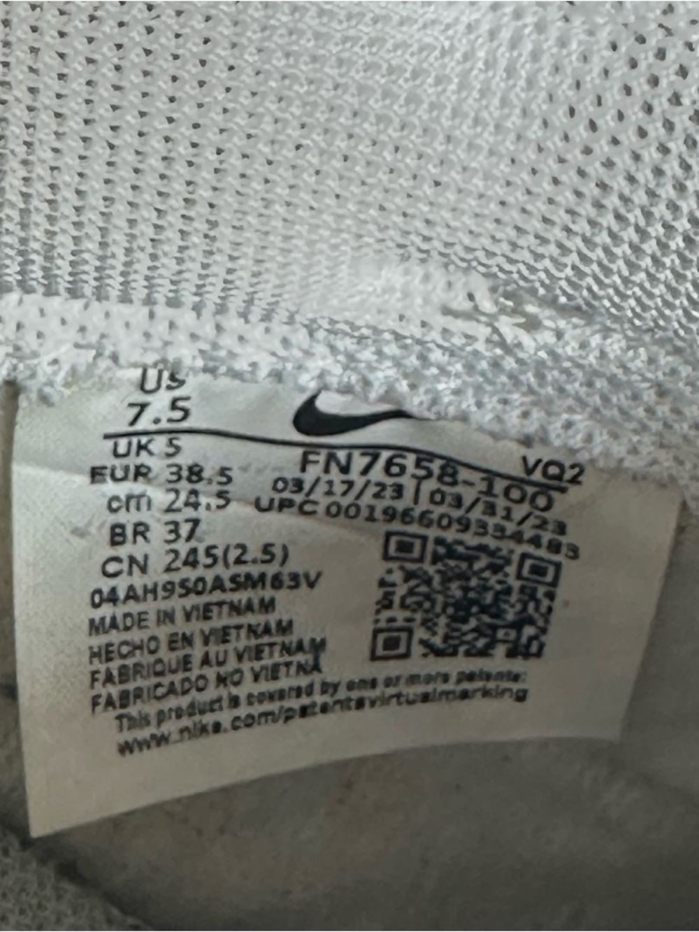 Nike Low-Top Sneakers in Light Grey and White - Picture 5 of 5
